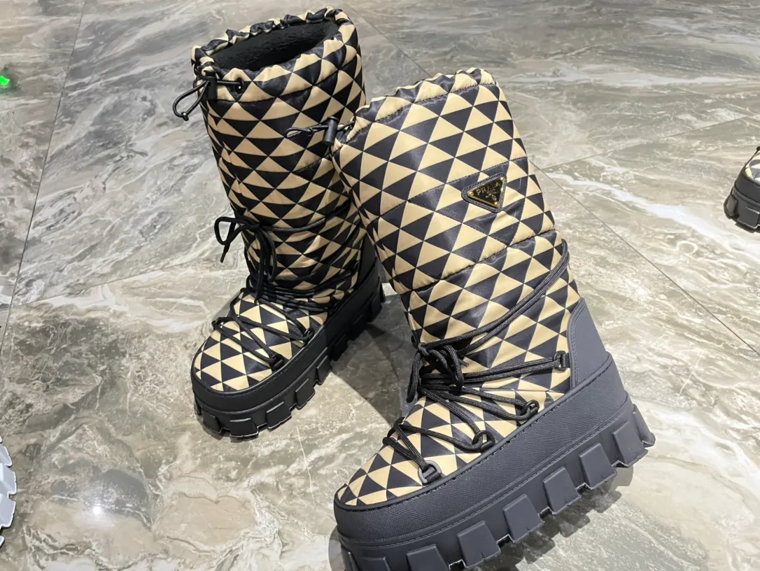 👟👟Ex-factory price 740👟👟 The highest version on the market, Prada's king style, snow boots, ski boots, fat and cute, so cute →_→ From the Prada limited series, unique. Shiny nylon Oblique upper with criss-cross straps for an ideal fit. The boots are made of technical fabric and have a short-cut version. They can be worn in the city or in the mountains. They make the calves slimmer, taller, warmer and have a concave shape. The boots and soles use the original waterproof effect. The size is 35-40. 41Customized